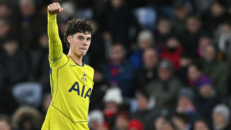 梅西出席梅西杯开幕活动，并与现场小球员们互动（梅西亮相梅西杯开幕式，与现场小球员亲切互动）