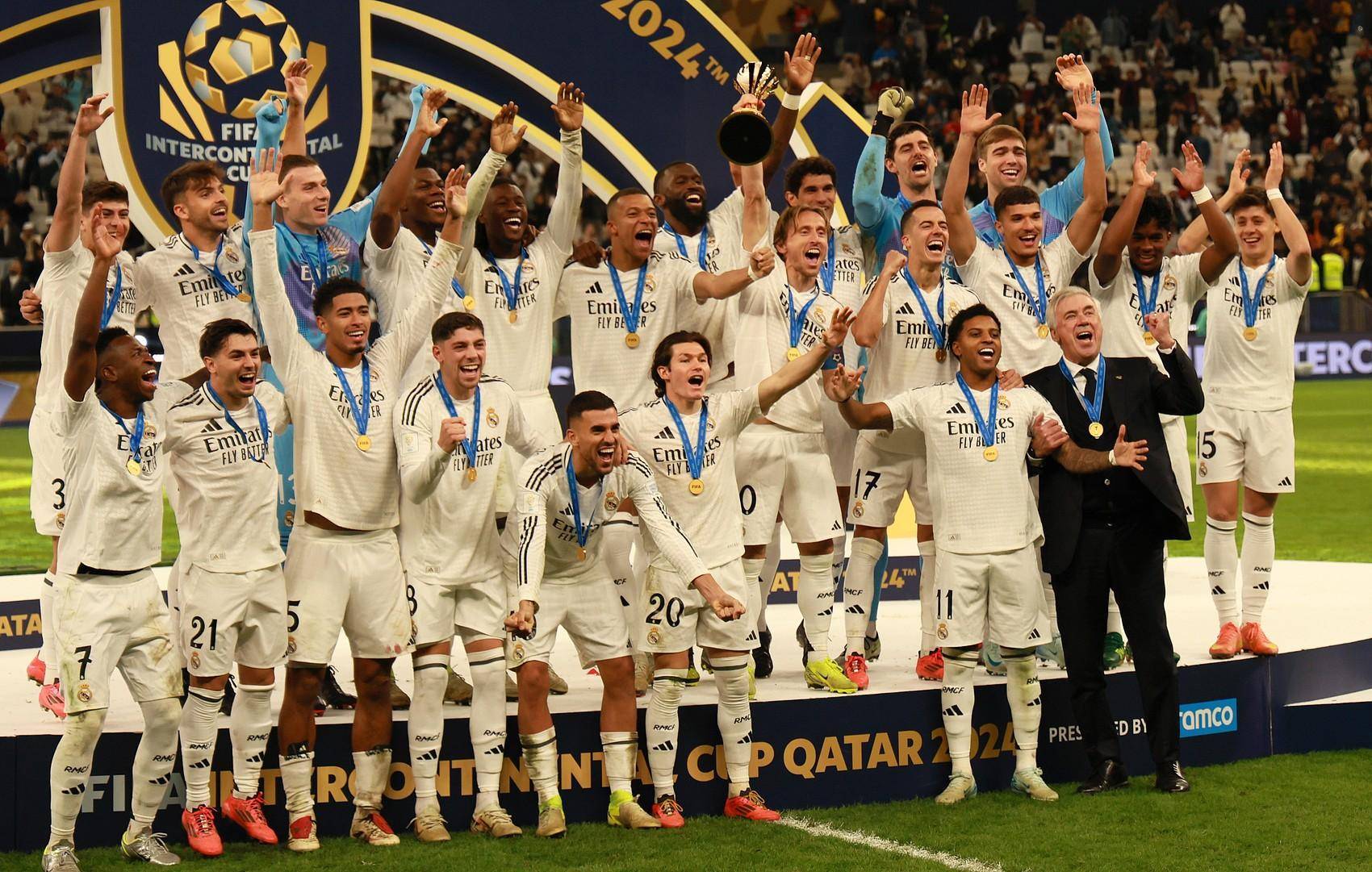 德转列英格兰球员身价TOP10：贝林厄姆1.6亿欧第1，埃泽上榜（德转公布英格兰球员身价前十榜：贝林厄姆以1.6亿欧居首，埃泽入选）