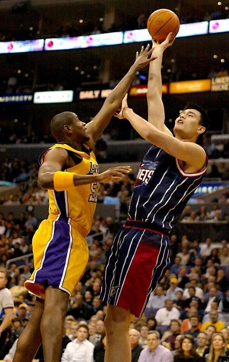 雄鹿猛攻内线拿下硬仗（雄鹿内线强攻，苦战告捷）