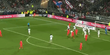 海港是第三支实现国内顶级联赛三连冠的球队，前两支现已解散（海港成史上第三支国内顶级联赛三连冠球队，前两队均已解散）