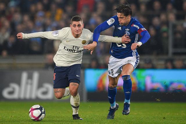 足球欧冠裁判组遭强烈质疑，争议球镜头热议不断（欧冠裁判组陷入争议风波，判罚画面引发热议）