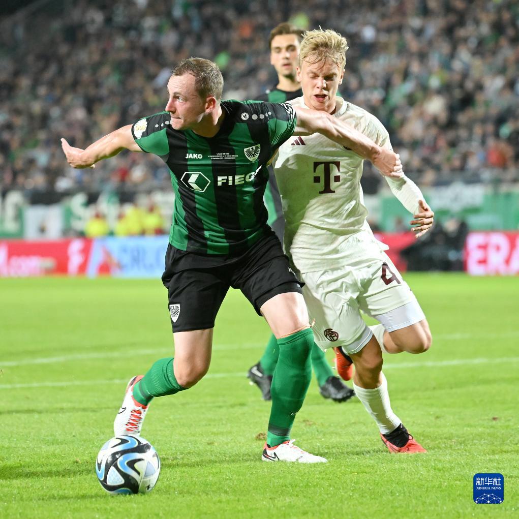 欧联杯-B费绝杀马奎尔失误 曼联2-1格拉斯哥流浪（欧联杯：B费补时绝杀，马奎尔失误，曼联2-1击败格拉斯哥流浪者）