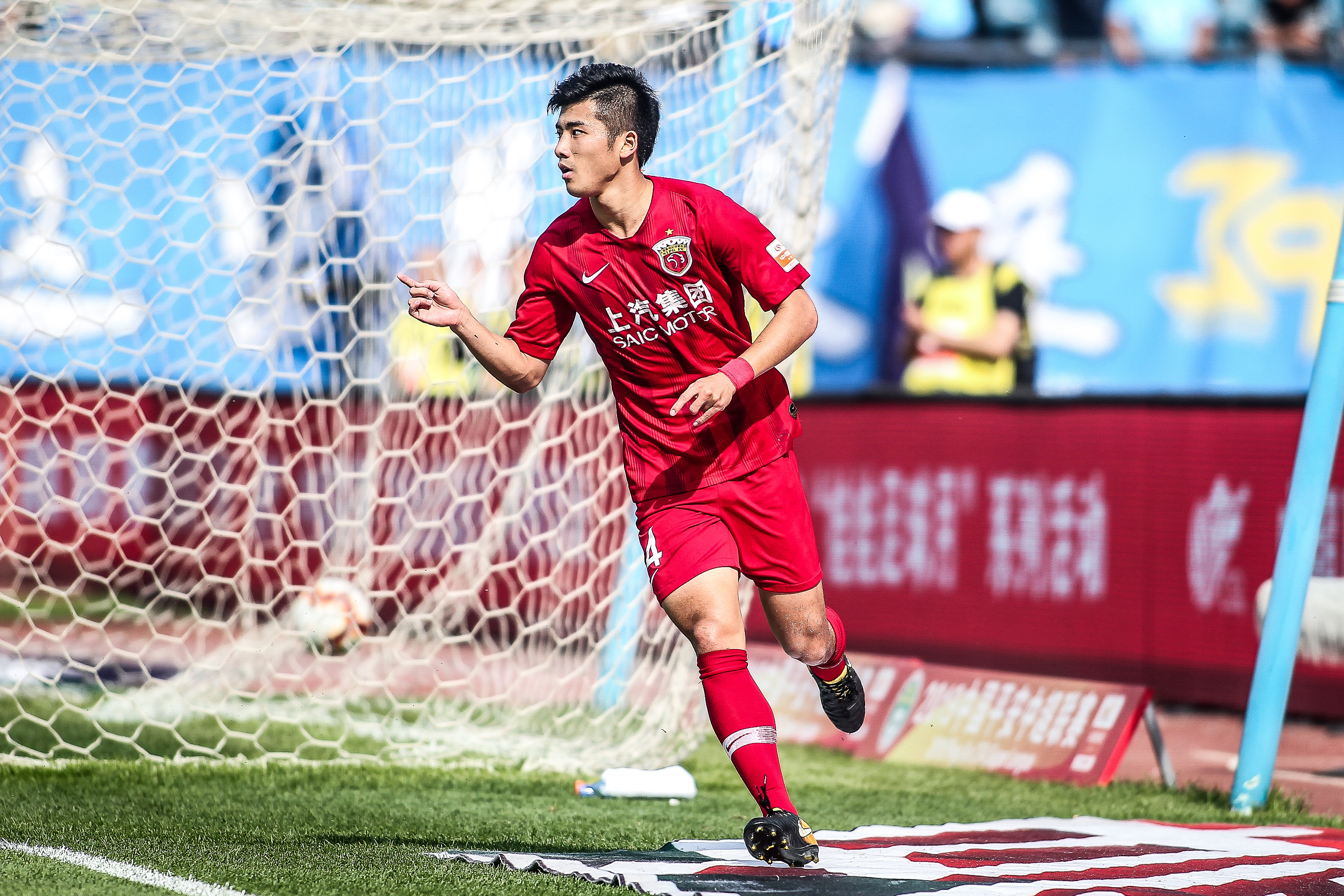 足球中超球队前锋脚踝受伤，赛季恐报销（中超队前锋脚踝重伤，本赛季恐提前报销）