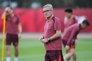 斯基拉：DV9续约的唯一可能是接受3-4年合同，年薪600-800万（斯基拉：DV9续约需签3-4年合约，年薪600-800万为唯一方案）