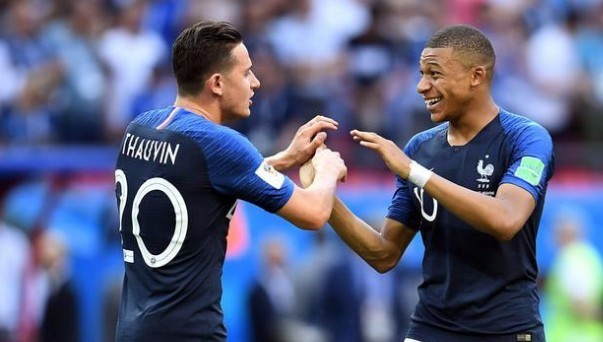 TA：阿莫林会坚持三后卫阵型，他认为这可以带领曼联重夺奖杯（TA：阿莫林将延续三中卫体系，坚信此举能助曼联再捧冠军）