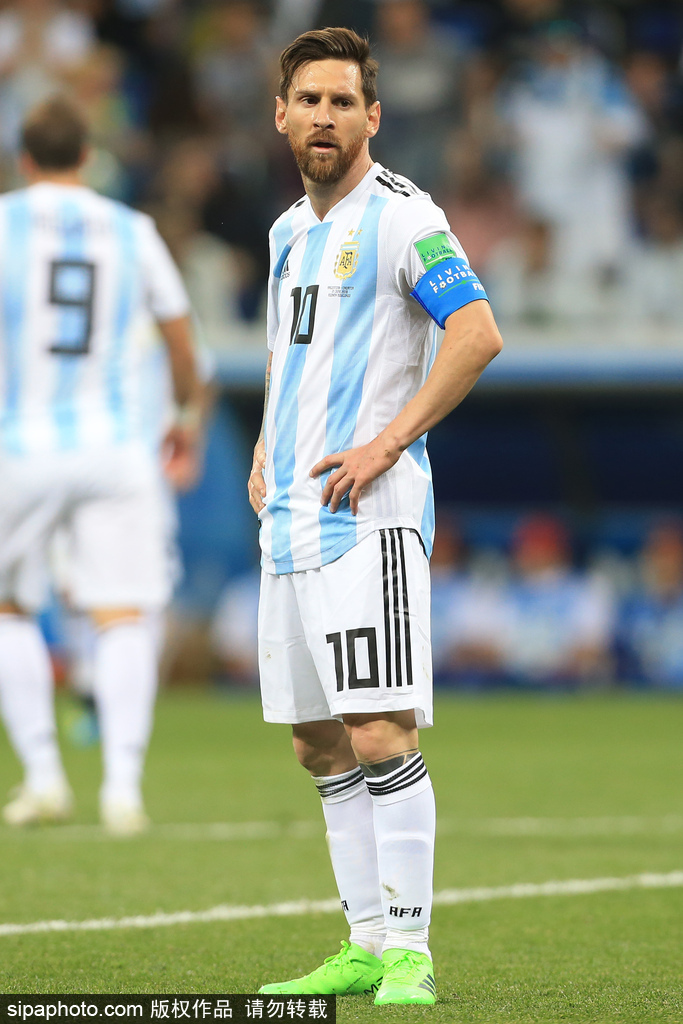 记者守候利物浦基地等待萨拉赫，斯洛特或派其出战国米（记者蹲守利物浦基地等萨拉赫，斯洛特或将让其出战国米）