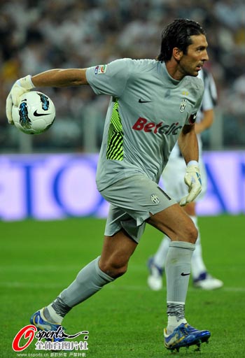 CBA俱乐部杯-北京首钢下半场哑火 青岛狂胜31分（CBA俱乐部杯：北京首钢下半场低迷，青岛31分大胜）