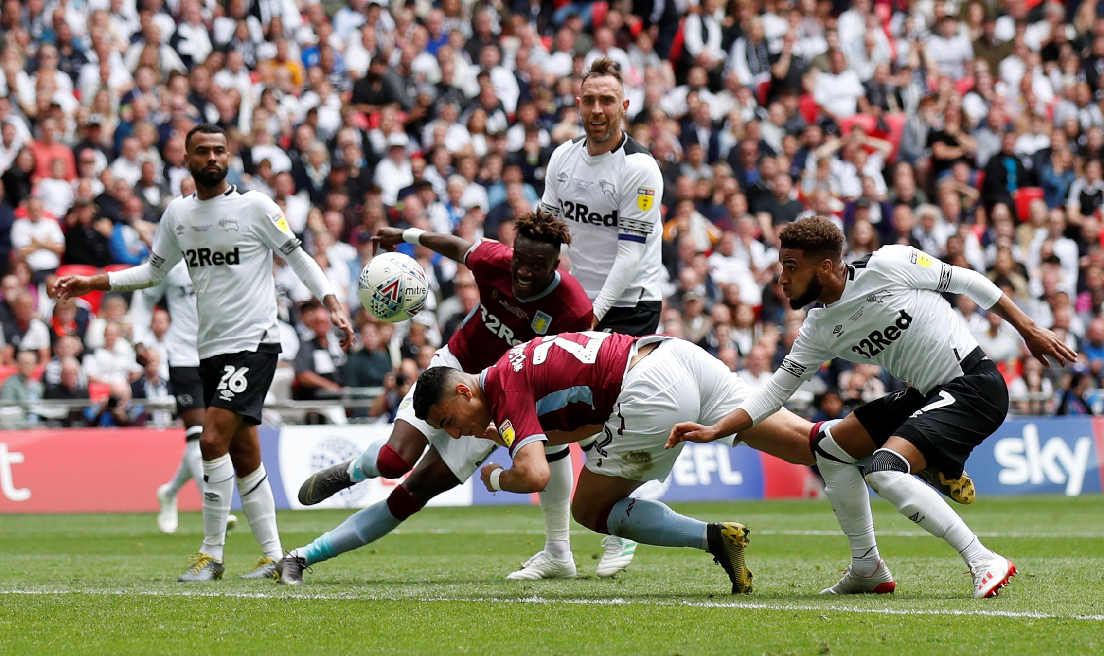 足球报：亚泰这几年都是寅吃卯粮，意向球员听说后婉拒邀请（《足球报》：亚泰近年靠预支度日，多名意向球员闻讯后拒绝加盟）