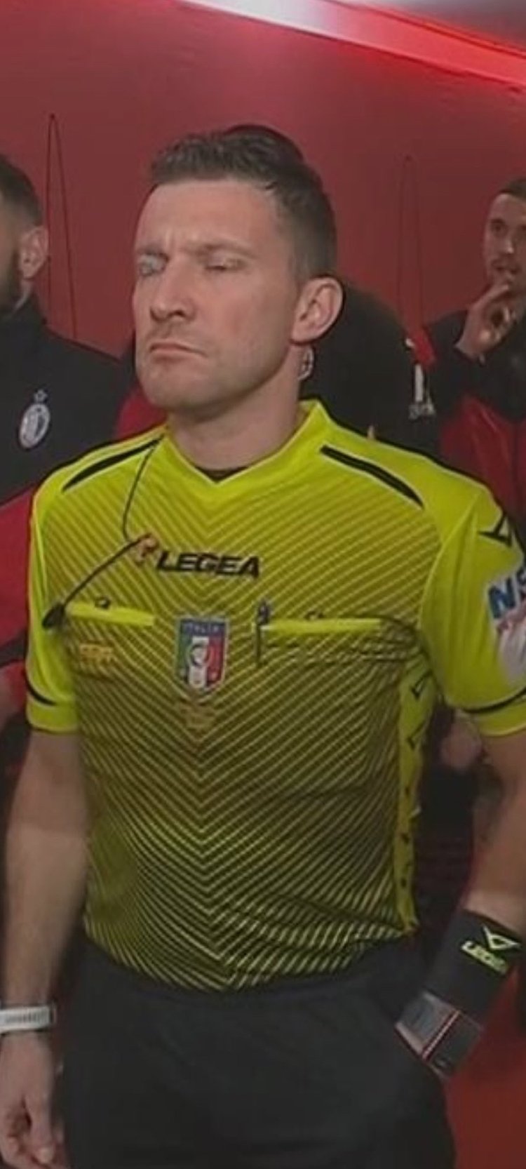 范佩西首次征召儿子进入费耶诺德比赛名单，但并未安排他出场（范佩西首次将儿子列入费耶诺德大名单，未获出场机会）