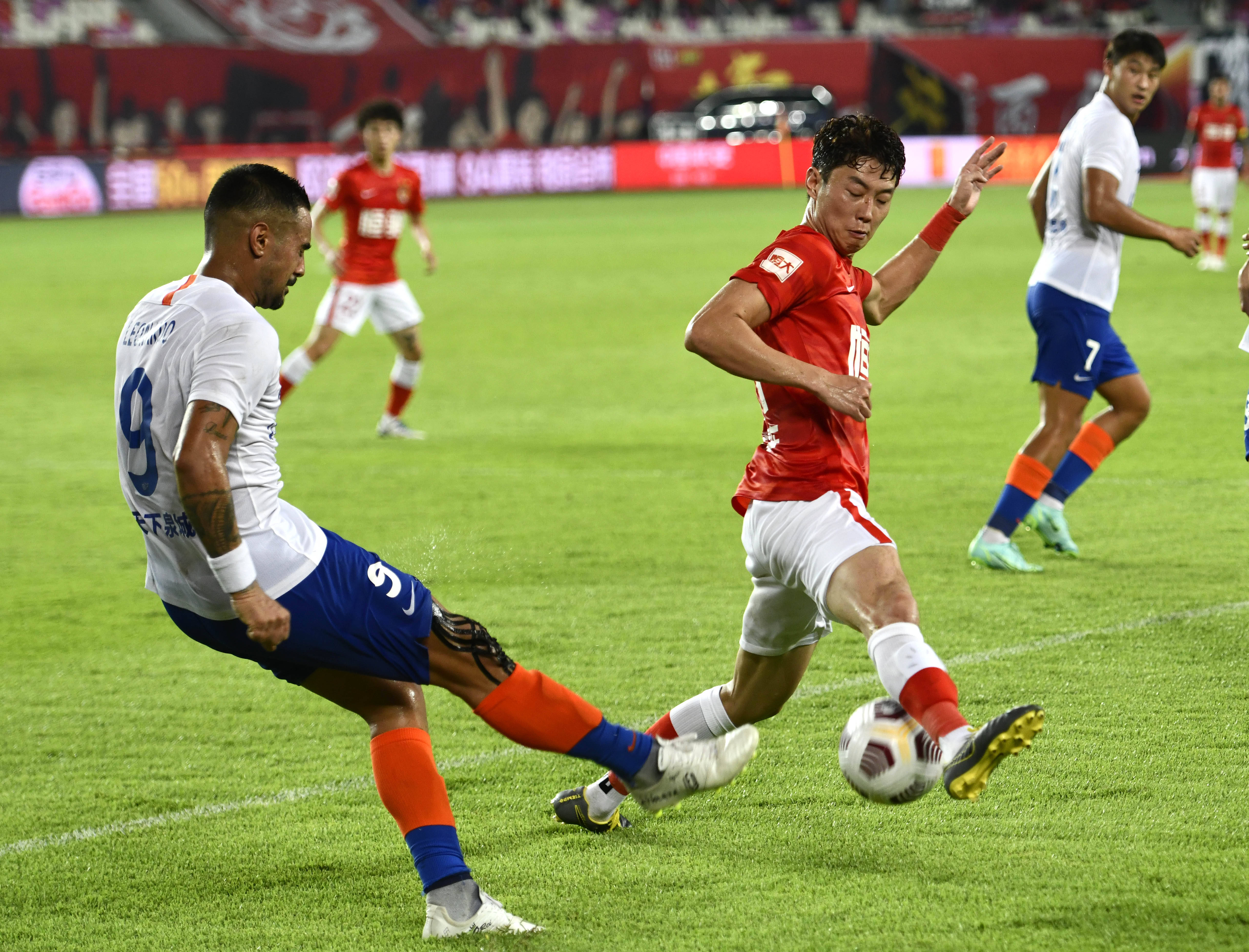 川超联赛出现暴力事件，凉山队球员比赛结束后飞踹裁判（川超联赛发生暴力冲突，凉山队员赛后飞踹裁判）