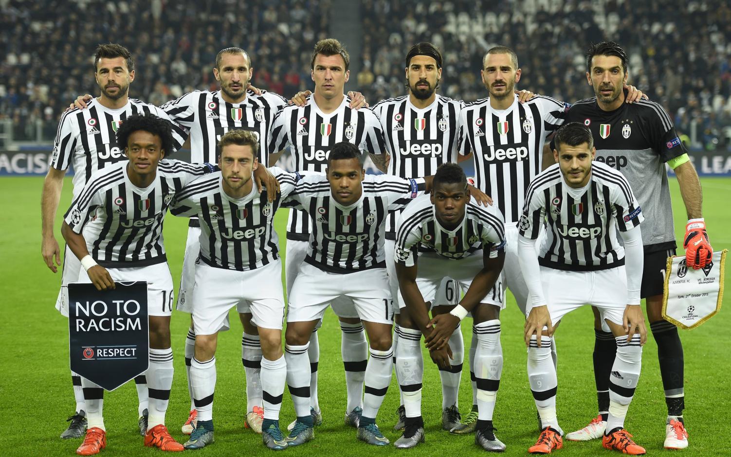 曼联英超赛场精彩抢断反击（曼联在英超上演精彩抢断与反击）